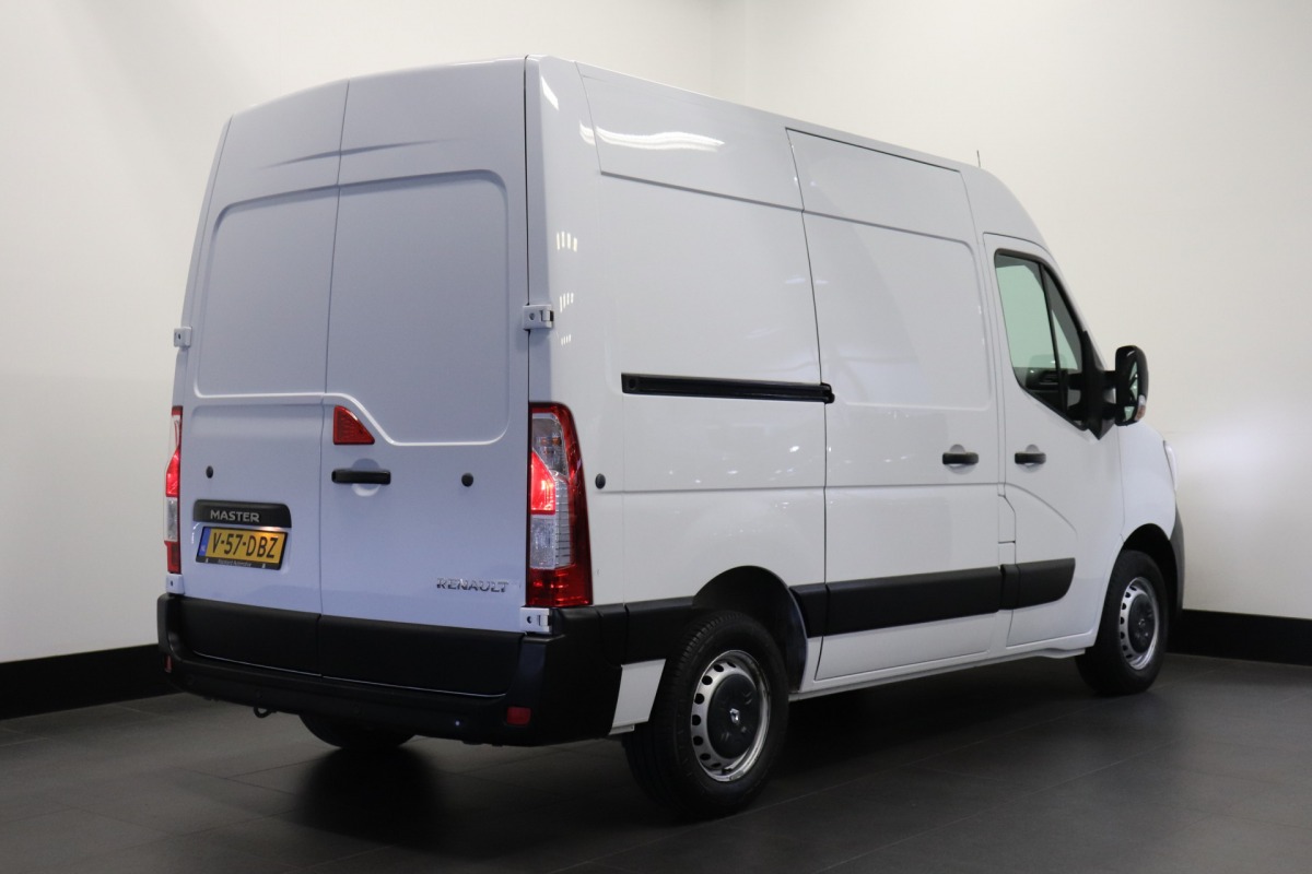 Renault Master 2.3 dCi 135PK L1H2 - Airco - Cruise - PDC - € 16.950,- Excl.