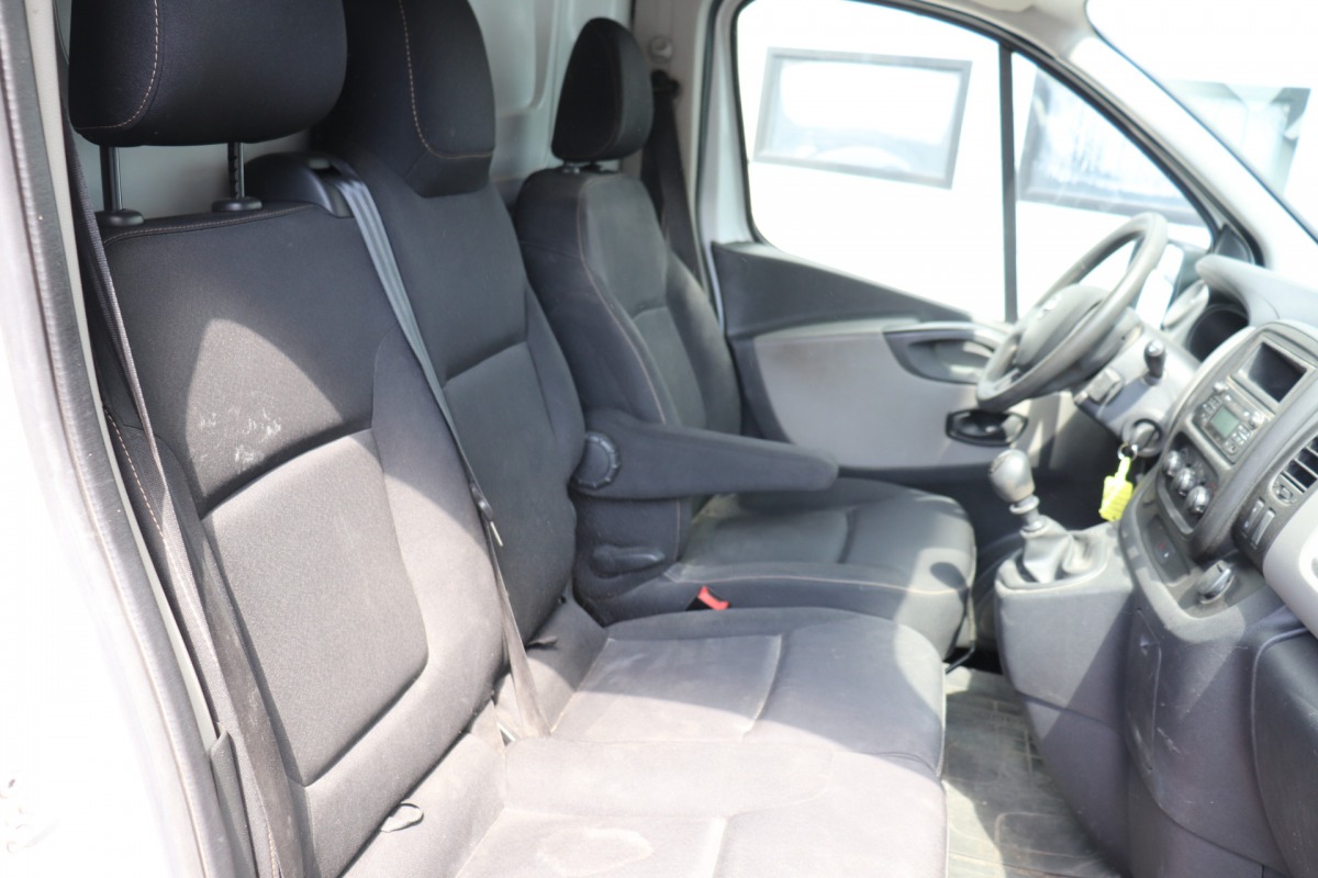 Nissan NV300 1.6 dCi EURO 6 - Airco - Navi - Cruise - € 9.900 ,- Excl.