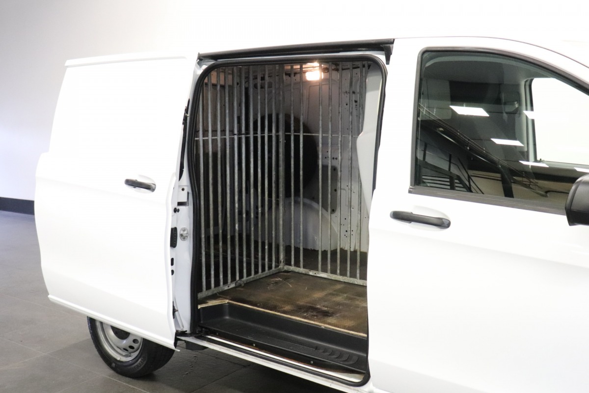 Mercedes-Benz Vito 109 CDI - Hondenuitlaatservice - Airco - Radio - Ventilatie - € 7.900,- Excl.