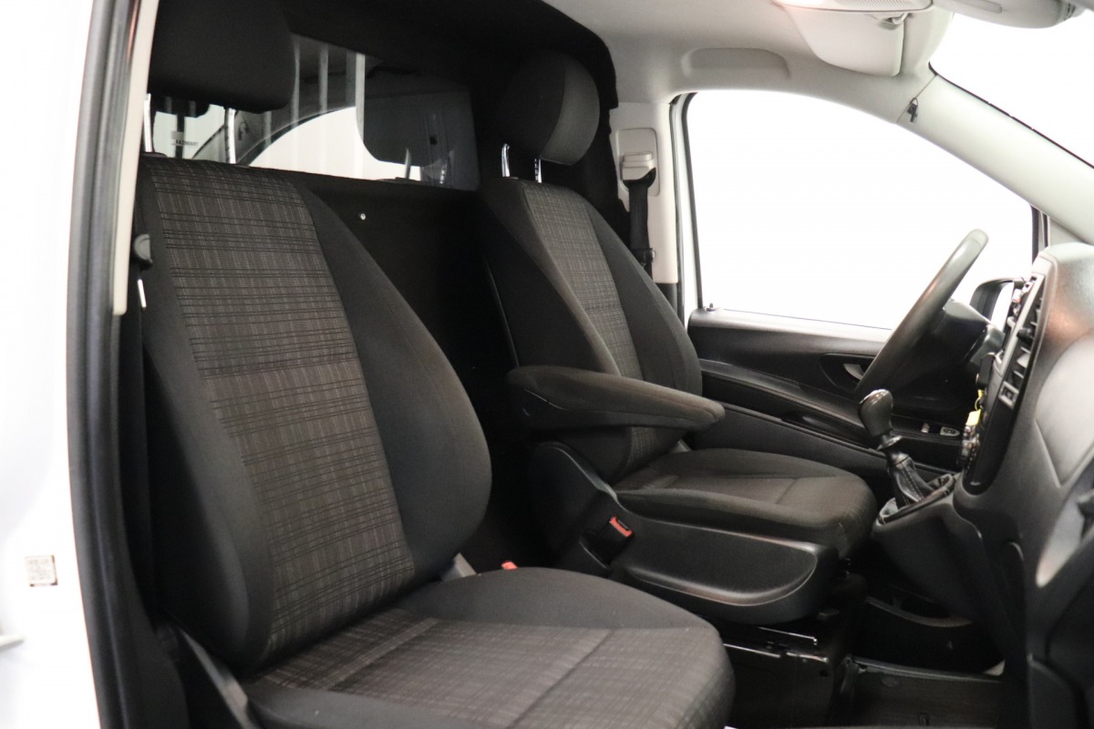 Mercedes-Benz Vito 109 CDI - Hondenuitlaatservice - Airco - Radio - Ventilatie - € 7.900,- Excl.