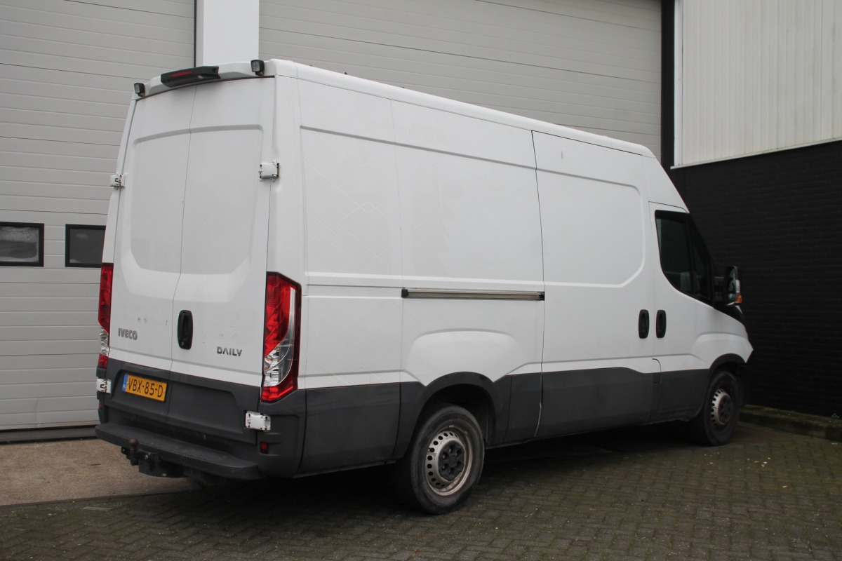 Iveco Daily 35S12V 2.3 L2H2 - EURO 6 - Airco - Navi - Cruise - Camera - € 17.900,- Excl.