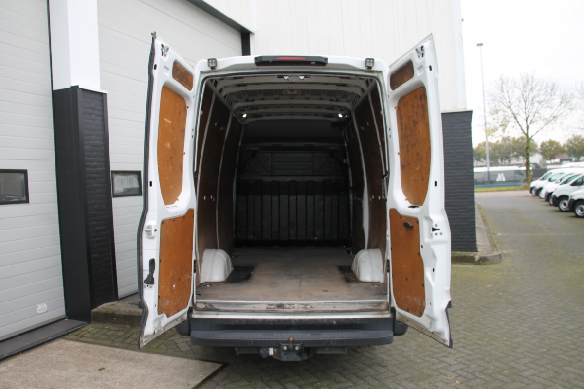 Iveco Daily 35S12V 2.3 L2H2 - EURO 6 - Airco - Navi - Cruise - Camera - € 17.900,- Excl.