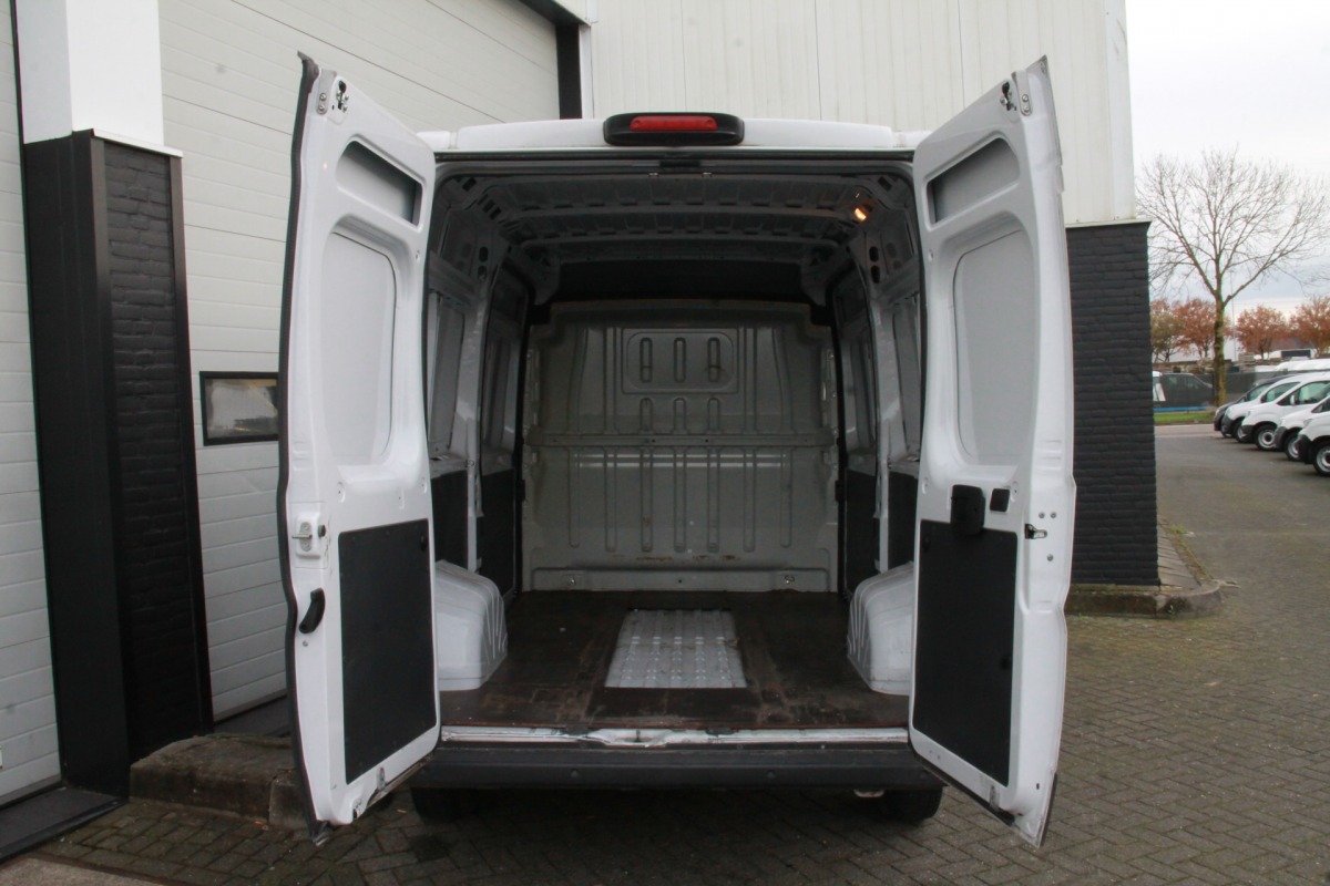 Peugeot Boxer 2.2 BlueHDi 165PK L2H2 EURO 6 - Airco - Cruise - Navi - € 13.950,- Excl.